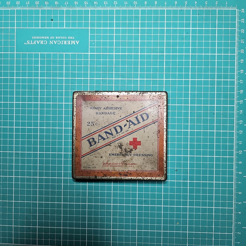 Vintage bandaid tin 1926 tin